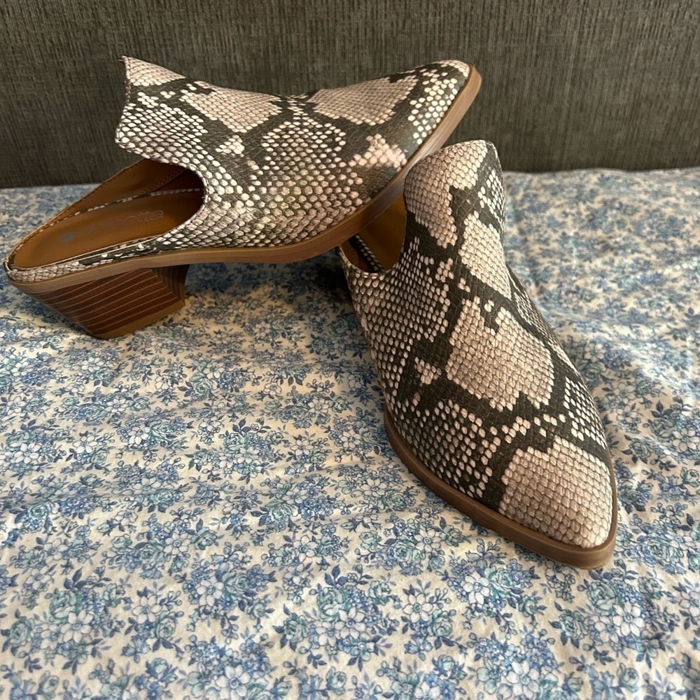 Dolcetta SerenaSnakeSkin Slip on Heeled Mules size 8